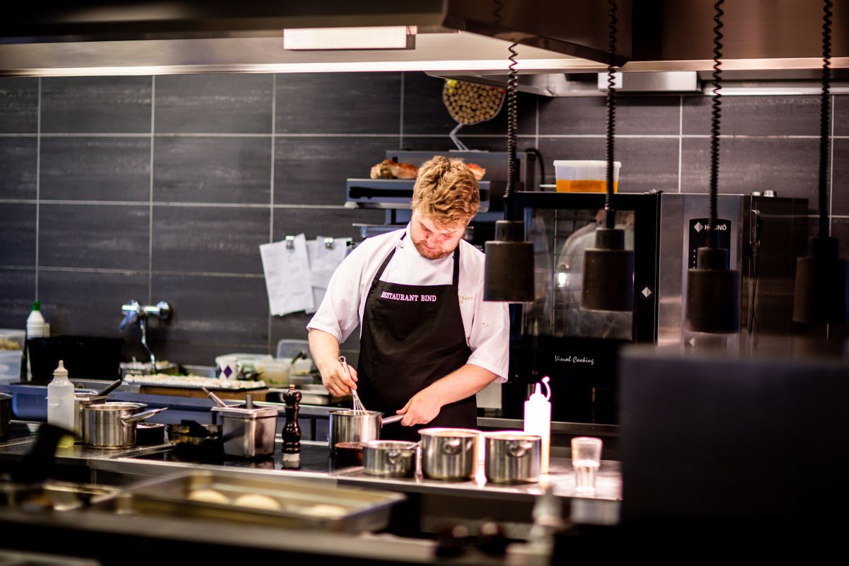 Kok aan het werk in de keuken