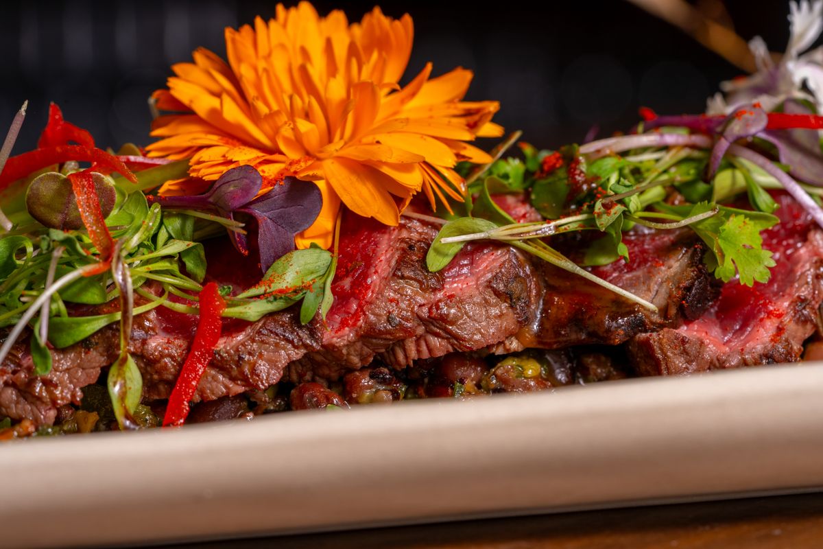 Steak met eetbare bloemen