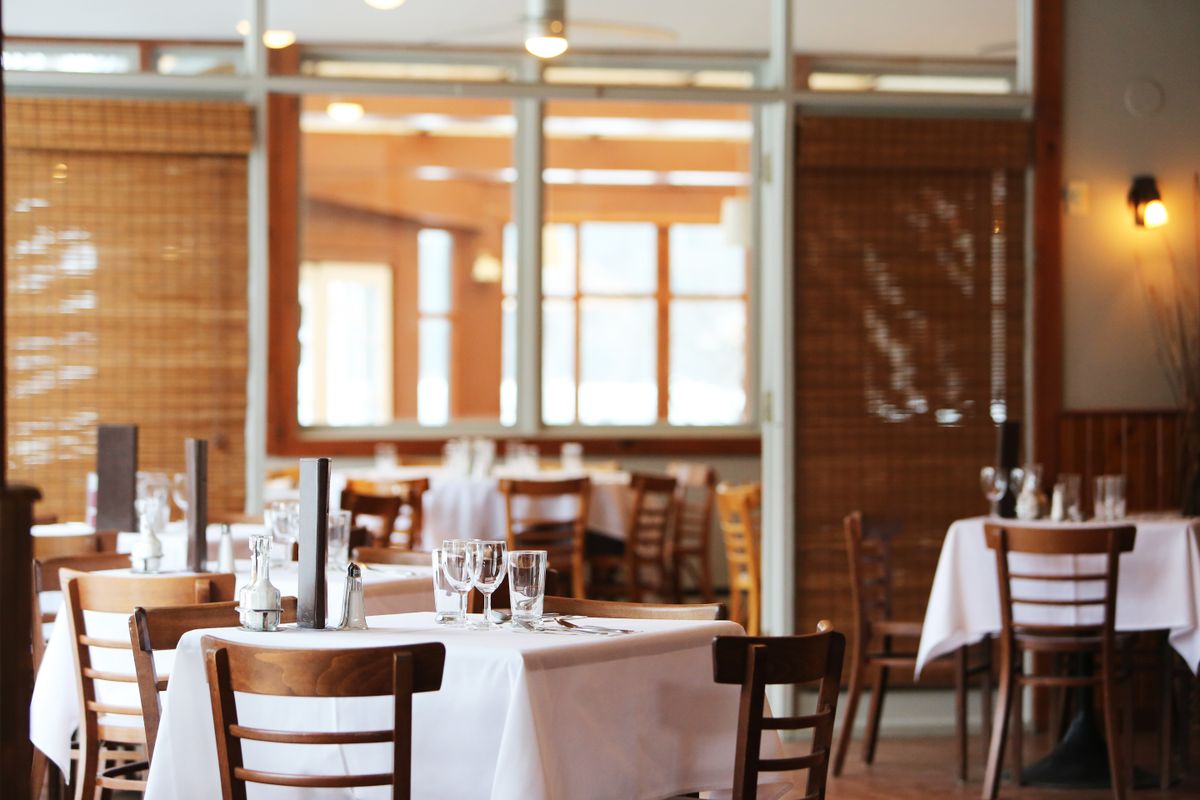 Licht restaurant met gedekte tafels